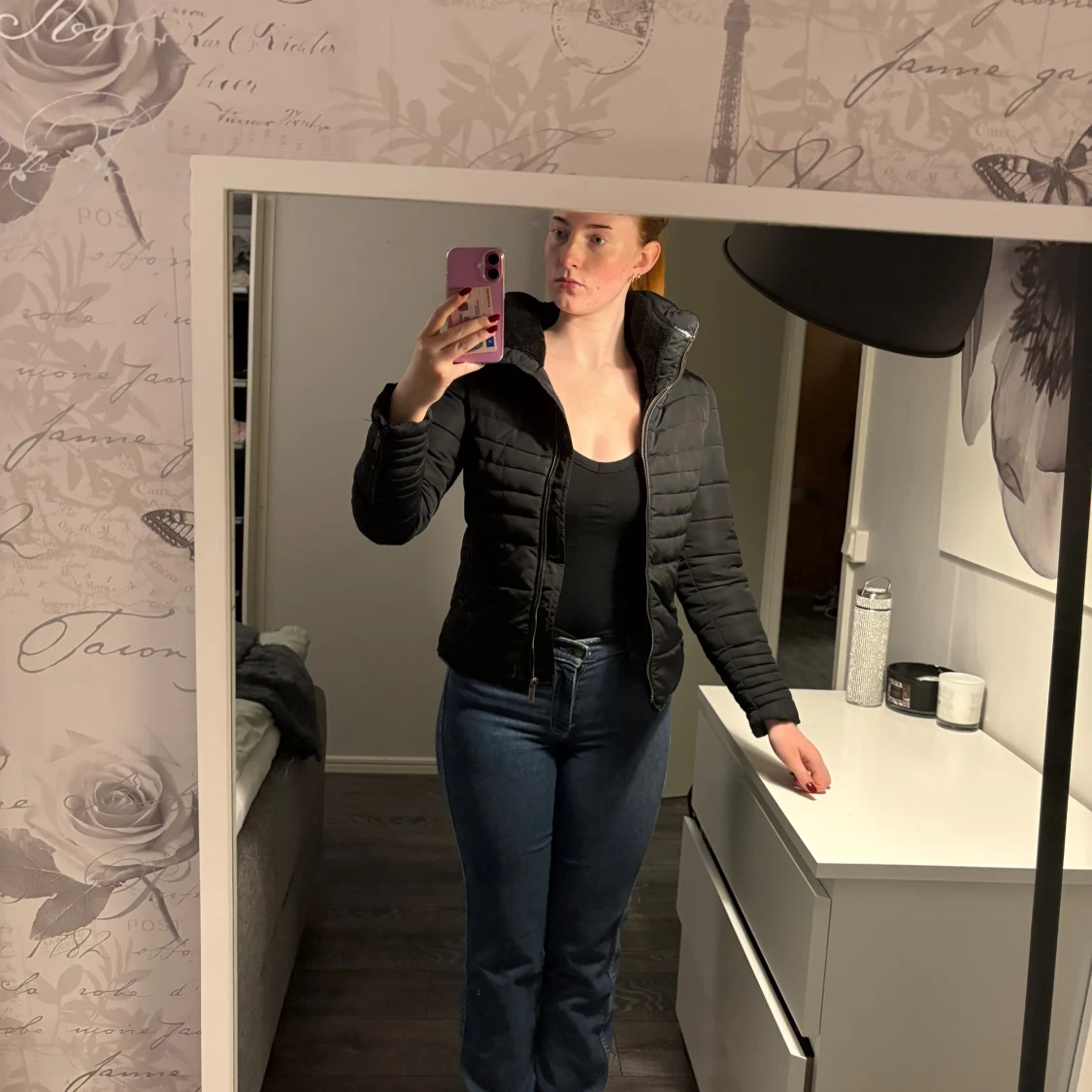 Svart pufferjacka med dragkedja