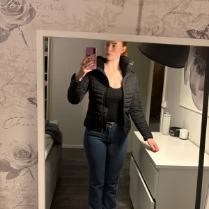 Svart pufferjacka med dragkedja - Säljer en svart pufferjacka, trasig dragkedja!! Står att den är xxs men skulle mer säga S 