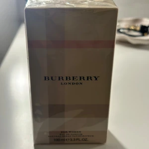 Burberry London EdP 100ml - Doftprofil: En blommig och fräsch doft med toppnoter av ros, kaprifol och klementinskal. Hjärtnoter: Innehåller jasmin, pion och tahitigardenia. Basnoter: Avrundas med varmare noter av sandelträ, mysk och patchouli.