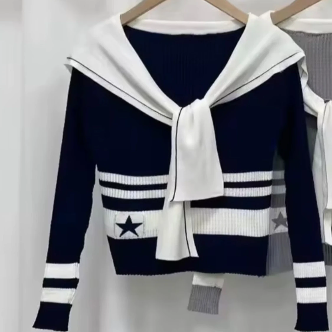 Marinblå stickad tröja med sjalkrage  - 1