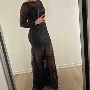 Festklänning  - Skräddarsydd klänning, motsvarar storlek 34-36/xs-s.    Öppen rygg , spets, kommer med insydd bröst support. Endast använd 1 gång, nyskick