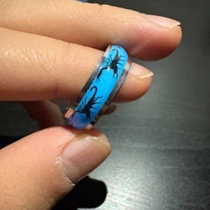 Lysande ringar - Ringar i storlek 21 som lyser i mörkret efter att ha laddats med ljus. Finns i olika färger, och vissa ändrar färg när det blir mörkt. En stilren och unik detalj som drar blickarna till sig både dag och natt.