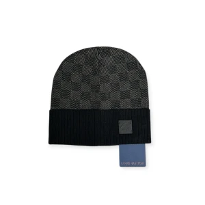 Lv Mössa  - Helt ny mössa aldrig använd. Storlek One Size.. Kan frakta eller mötas i Haninge. Skriv gärna vid fler frågor, postar alltid inom 24h. (Alla bilder är tagna av mig)