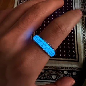 Lysande ringar  - Ringar i storlek 21 som lyser i mörkret efter att ha laddats med ljus. Finns i olika färger, och vissa ändrar färg när det blir mörkt. En stilren och unik detalj som drar blickarna till sig både dag och natt.