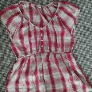 Rutig Levi's blus - Knytning bak. 