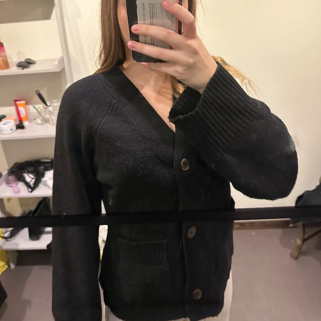 Svart stickad kofta med knappar - 2