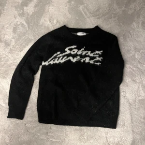 YSL Tröja! - HELT NY Hör av innan! Fin svart YSL tröja, Fin för vintern. Har en liten oversize fit men passar storleken S tveka inte o fråga!