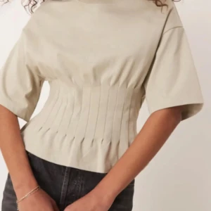 Topp från Gina  - Säljer en jätte fin korsett topp från Gina. Aldrig använd så i ny skick. 💗💗