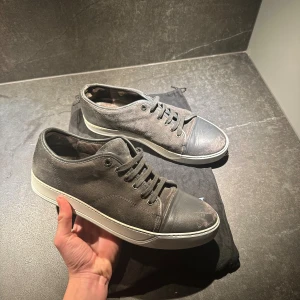 Grå sneakers från Lanvin - Hejsan! Jag säljer nu dessa riktigt feta skor ifrån la vin i storlek uk9=43-44. Dem är i bra skick förutom att dem är lite slitna där framme på tårna! Dust bag med kommer vid köp. Hör av er om ni har några frågor!😊