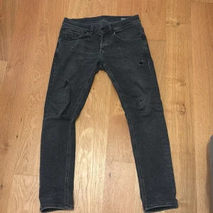 Dondup jeans - Svarta dondup jeans I bra skick. Storlek W30, pris kan diskuteras vid en snabb affär