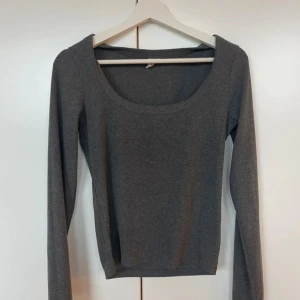 Mörkgrå långärmad topp från Nelly - Topp från Nelly, knappt använd och fint skick! 