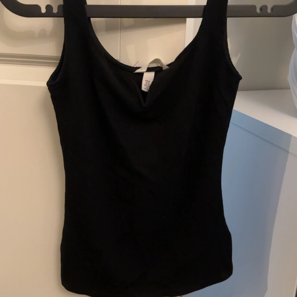 Svart linne med v-ringning 