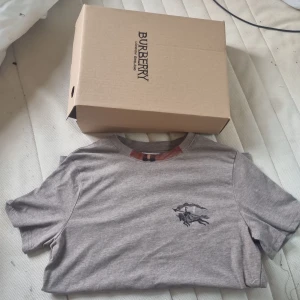 Burberry t-shirt - Denhör produkten är designad av mig så ni vet dne är fint gjord, kommer med sin burnerry box och den är I stolek xs fär killar!