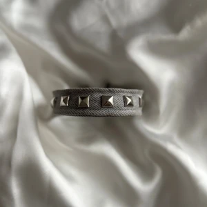 Grått jeansarmband med silvernitar - Vårat jättesnygga nitarmband i grå denim och silvernitar! Böjbara och passar alla! Perfekt detalj, och så fin till hösten och vintern! 🍁Skriv för frågor! 💙🧸