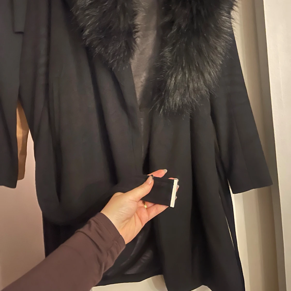 Svart kappa med päls från Chiara Forthi - 1