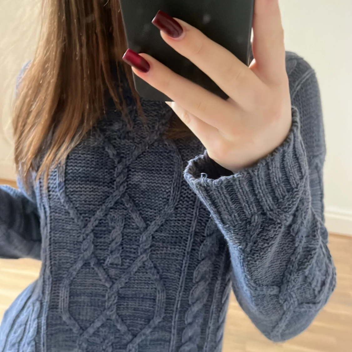 Mörkblå stickad kabeltröja - 1