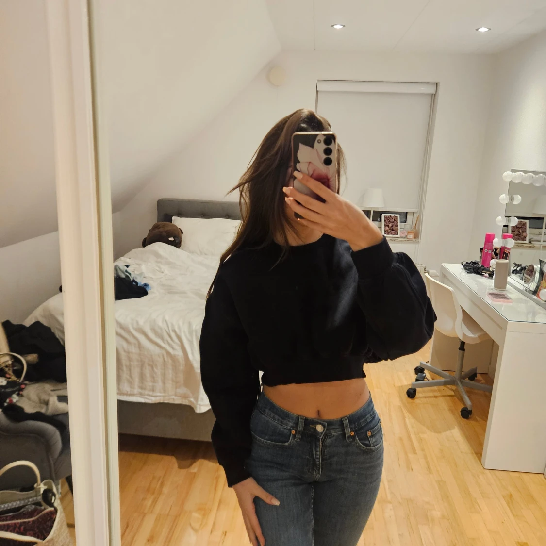 Svart croppad sweatshirt - 1