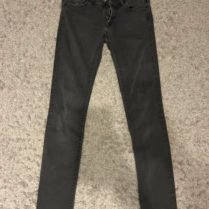Svarta jeans - Snygga svarta skinny jeans med smal passform och klassiska fem fickor. Jeansen har en lätt tvättad look och är tillverkade i stretchigt denimtyg för extra komfort. Perfekta för dig som gillar en tight siluett och stilren look.