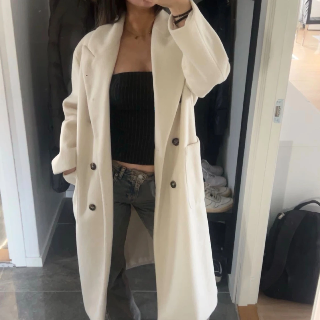 Vit lång kappa med knappar