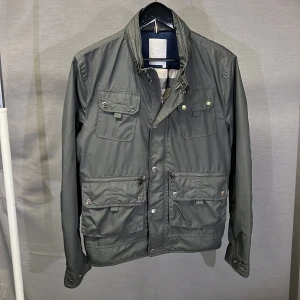 Field jacka j lindeberg grå S-M - En stört snygg fieldjacket från j lindeberg! Sjukt snygg o trendig! Size M men sitter som S! Modellen är 179cm! Hör av dig vid minsta fundering 🤩