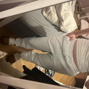 Vita mjukisbyxor från SHEIN, strl S - Vita mjukisbyxor från SHEIN i storlek S. Byxorna har dragsko i midjan, resår och är tillverkade i mjukt material. Perfekta för chill dagar hemma. Klassisk passform med raka ben och bekväm känsla.