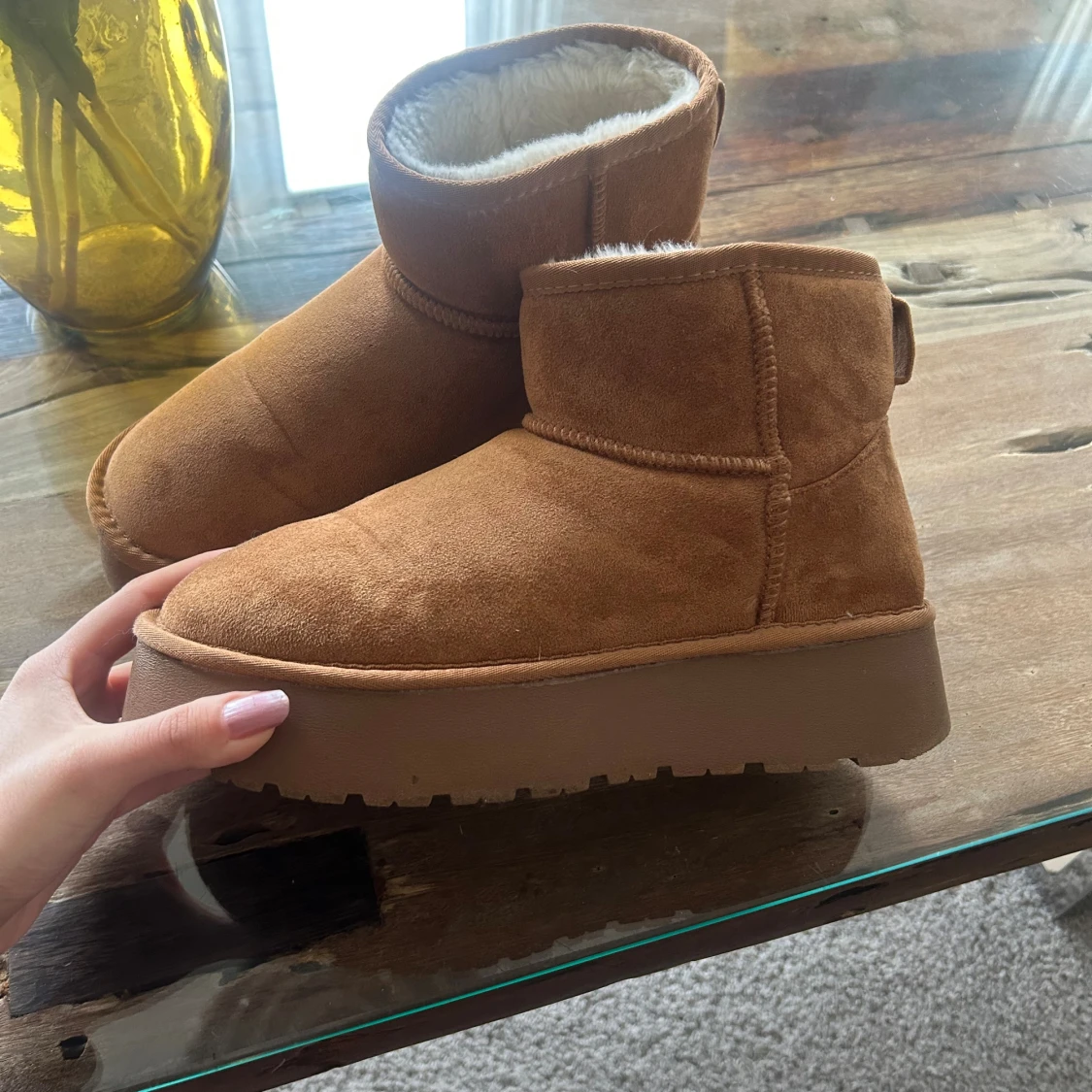 Bruna mockaboots med plattform