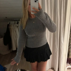 Grå stickad tröja - Jättefin grå tröja med silvriga detaljer. Jättefint skick! 