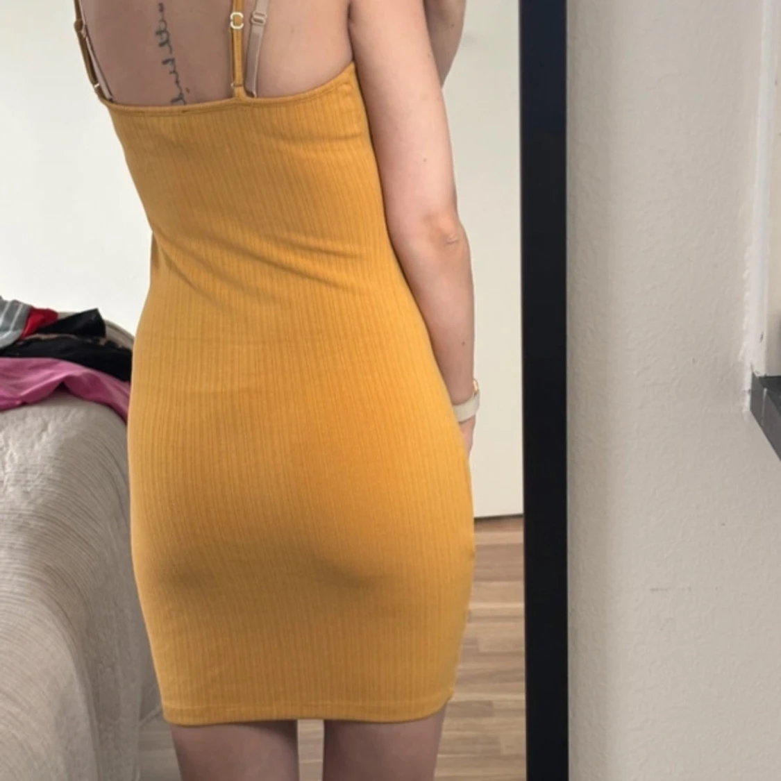 Gul ribbad kortklänning med smala axelband - 3