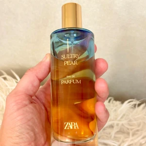 ZARA Sultry Pear Eau de Parfum - Sultry Pear från ZARA är en Eau de Parfum med modern design och fräsch vibe. Perfekt för dig som vill sticka ut med en trendig doft i din samling. Flaskan har en snygg färgskiftning och guldlock som ger en lyxig känsla.