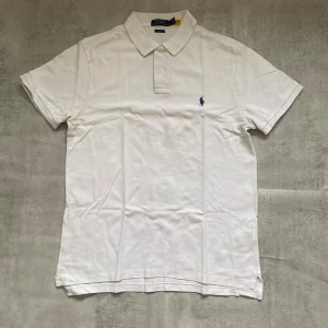 Vit Polo Ralph Lauren pike  - Jag Säljer en fet pike från Polo Ralph Lauren| skicket på tröjan är bra 8/10 | storlek L | ny pris 2000: mitt pris är 399 | skriv vid frågor och funderingar       