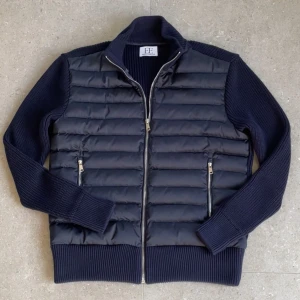 Cardigan Jacket - Navy blue - Denna skit snygga cardigan jackan finns just nu att beställa på eleganceessentials.se för endast 999kr istället för 1199kr, perfekt nu till hösten! Hör av dig vid fler frågor eller funderingar//