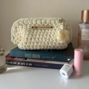 Virkad necessär (clutch bag) - Kelly -  - Virkad necessär - Kelly -    🤍 En handgjord necessär med ihopfälld         bar ram 🤍 Virkad i ett härligt chenille garn 🤍 Psst, namn etiketten går att ta bort om         så önskas 🤍 Storlek M: Bred ca 17 cm - Lång ca 22        cm  🤍 Virkad av mig @virkningbynadja  (Kolla min profil för fler färger)   Kolla gärna in min Instagram för mer, @virkningbynadja ✨