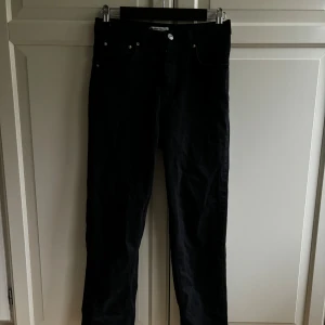 Svarta jeans gina tricot  - Knappt använda, superfint skick. Rak passform 