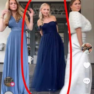 Mörkblå balklänning från Dressroom Linné - Min balklänning, endast använd en gång av förra äger och en gång av mig, från dressroom💙 Nypris 3000kr och har inga defekter. Ber om ursäkt för dåliga bilder, dom är tagna från tiktok: @Elwirapira om man vill se klänningen på video! Jag har storlek 6 i klänningen och brukar ha storlek xs i vanliga kläder. Jag har dock sytt in den i midjan, men borde vara enkelt att sprätta upp ifall man skulle vilja💕