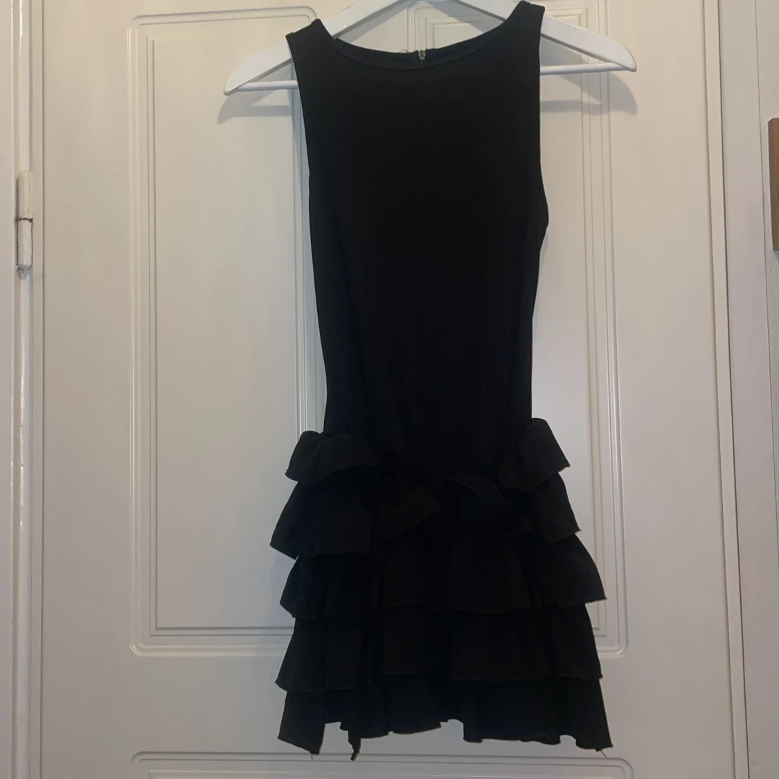 Svart volangklänning från SHEIN XS