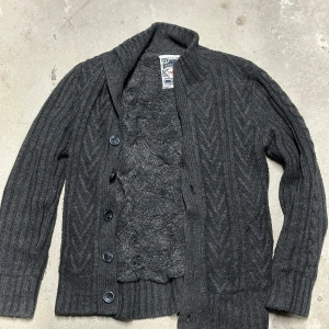 Cardigan med päls eller fodring - Säljer nu denna extremt eftertraktade och sällsynta nobrand cardigan eller koftan med fodring eller päls! Grymt skick, inga defekter - ser exakt ut som på bilderna! Storlek S! Skriv gärna vid frågor 💬✌️