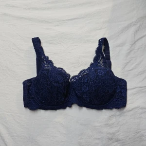 Triumph bh 70F - En riktigt fin bh från Triumph i storlek 70F, använd ett fåtal gånger. Bekväm och söt!