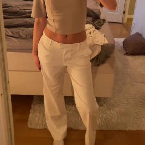 Kostym linnebyxor Bik Bok - Vita linne kostymbyxor från BikBok. Nya med prislappen kvar, köpta för 599kr. Storlek 36