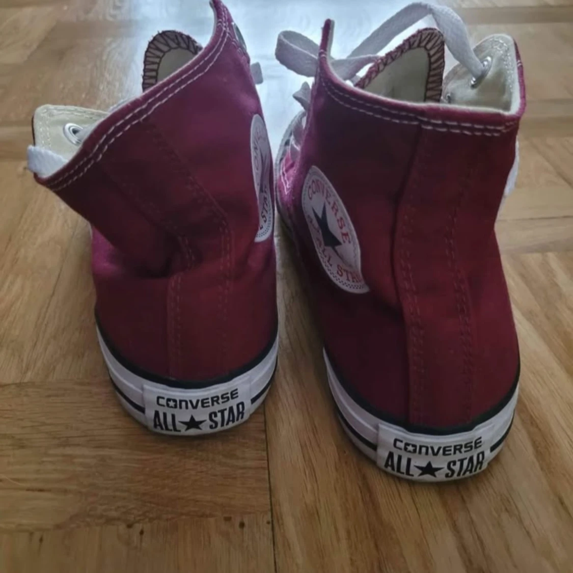 Converse Chuck Taylor vinröda high tops - 3