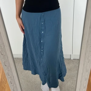 Kjol <3 - Söt blå kjol, storlekslappen & märkeslappen är tyvärr avklippta. Uppskattas vara ca XS/S. Lite nopprig på sina ställen men i övrigt bra skick <3