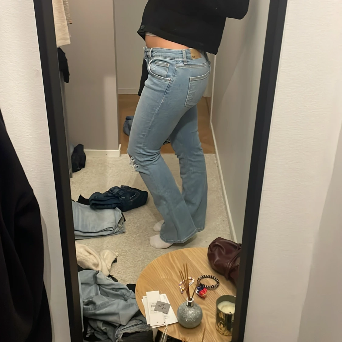 Ljusblå bootcut jeans med slitningar