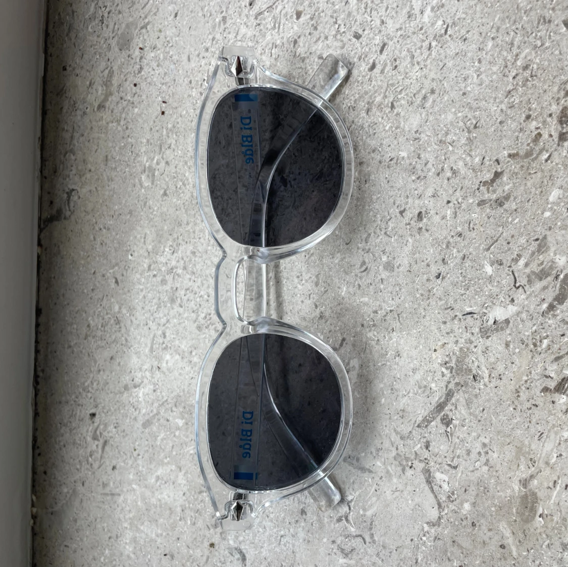 Di blåe transparenta solglasögon - 2