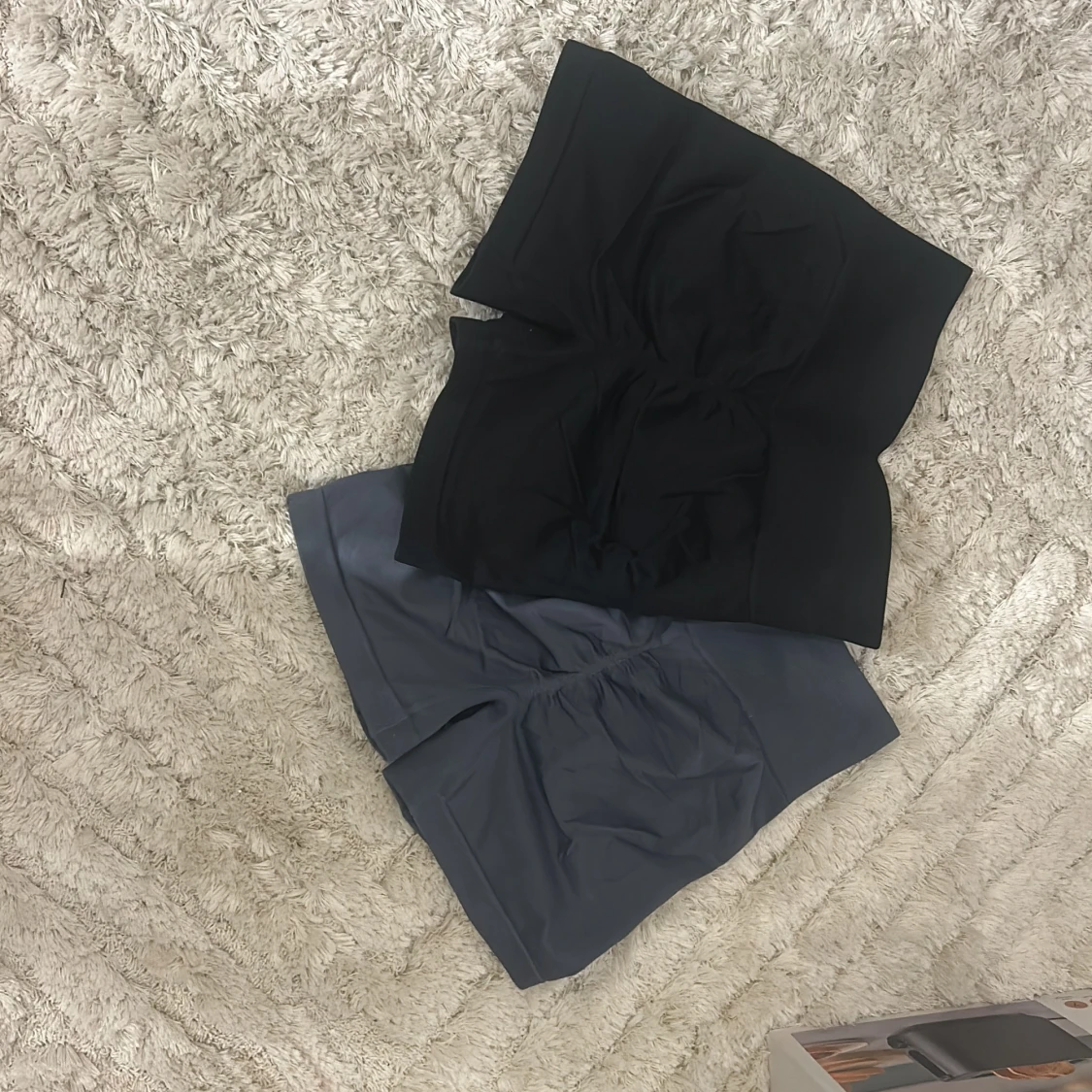 Två par cykelshorts i svart och grått FRÅN SHEIN