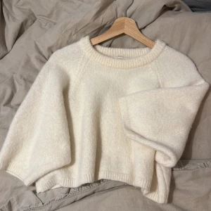 Kort stickad tröja från Ragdoll LA - Super fint skick, perfect med spets linne under. Gjord i riktig ull och alpacka ull 