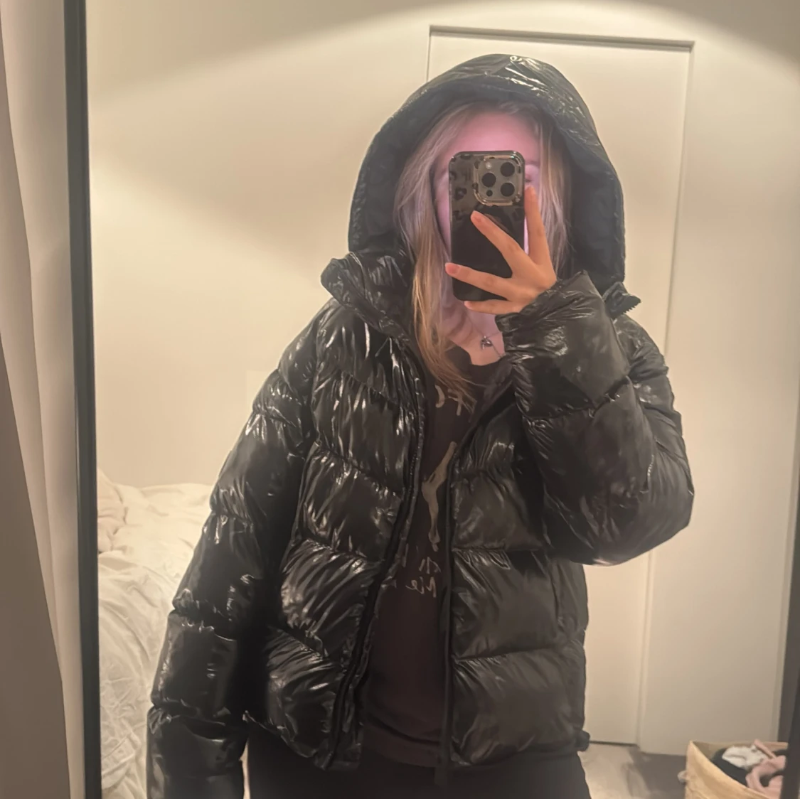 Svart glansig puffig vinterjacka - 1