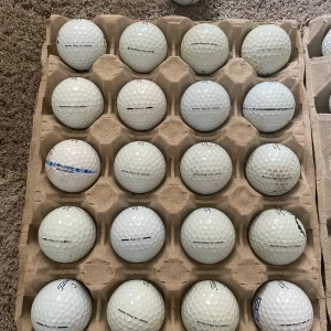Titleist Pro V1 Golf Balls (Begagnade) - Stort parti begagnade(50st ) Titleist Pro V1 golfbollar. Blandat skick, vissa smuts eller mindre slitage, men de flesta är i bra skick. Lätt tvättad mer tvål.Perfekt för träning eller ronder där du inte vill riskera nya bollar.