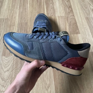 Valentino Garavani Rockrunner  - Ett par Valentino Rockrunners is storlek 44. Skorna är i bra skick, men lite slitna på vissa ställen. Original kartong medföljer inte. 
