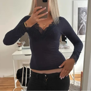 BYTE  -  Söker till att byta. Jag har den mörkblå med spets och jag söker någon som vill byta mot en svart utan spets.