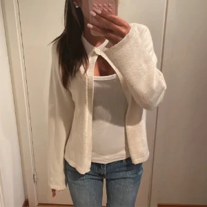 Vit stickad kofta med knapp - Säljer en ljus beige stickad kofta!