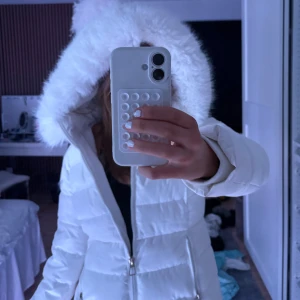 vit vinterjacka  - säljer en vit vinterjacka eftersom jag har 2! denna är ny och andvänd typ 2 gånger så är helt som den ska 💕